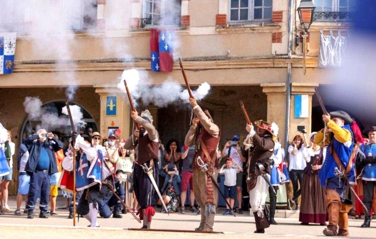 Tir au mousquet par la Cie de Gascogne sur la place de Lupiac, avec des gens costumés et des spectateurs